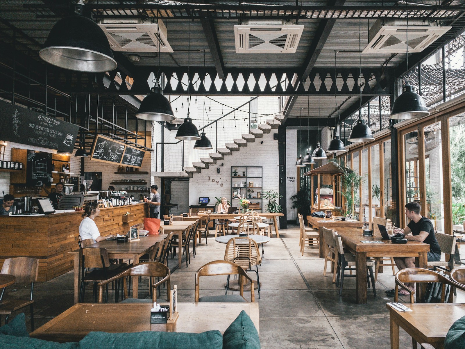 Restoran salonu ve servis ortamı